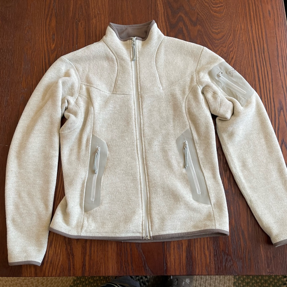 Arc’teryx Women’s cream colored sweater jacket